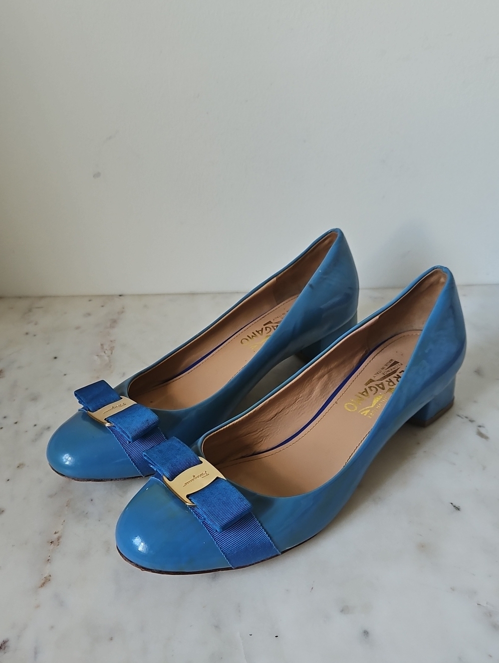 SALVATORE FERRAGAMO: Tiffany Blue Vara Bow Block Heels - Picture 3 of 7